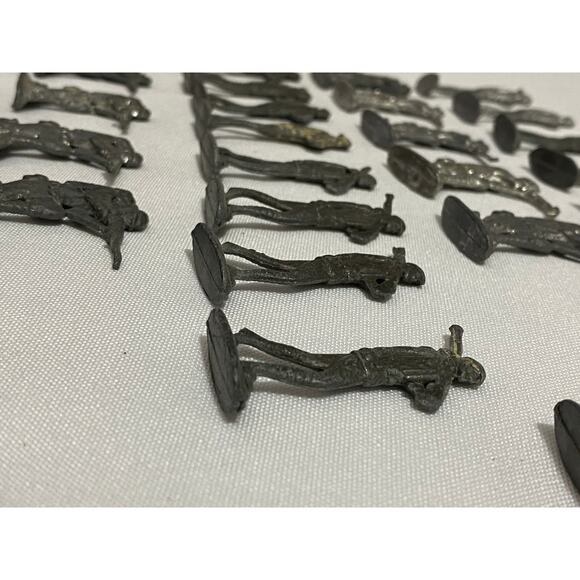 Vintage Cast Metal Toy Soldiers Army Men Figures Lot of 26 - Picture 4 of 7